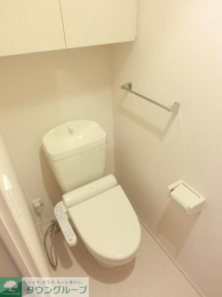 トイレ　ウォシュレット完備　収納棚付き