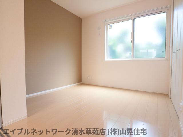 その他部屋・スペース　落ち着いた色調の寝室です