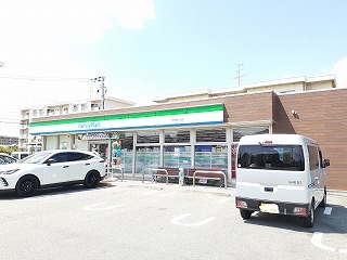 コンビニ　ファミリーマート伊丹緑ヶ丘店（コンビニ）まで550m