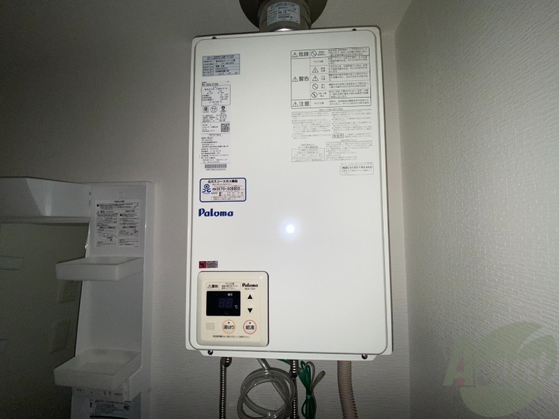 その他設備　給湯器は簡単操作で温度調整ができますよ。
