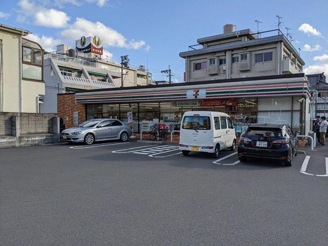 コンビニ　セブンイレブン（コンビニ）まで878m