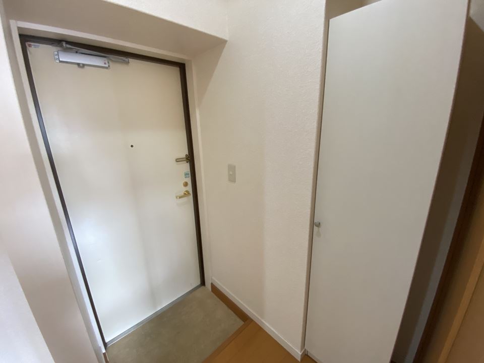 玄関　沢山入る靴箱で玄関回りがすっきり
