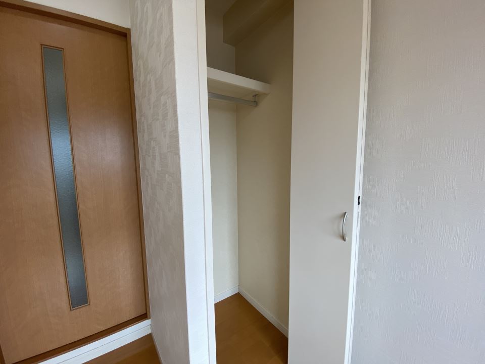 収納　洋服掛け付き２段収納です