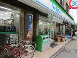 コンビニ　ファミリーマート 用賀二丁目店（コンビニ）まで128m