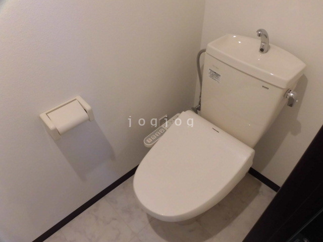 トイレ　嬉しい温水洗浄便座付きのトイレです。