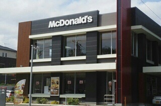 飲食店　マクドナルド（飲食店）まで550m
