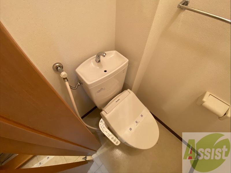 トイレ　ウォシュレット機能がついたトイレです。安心して使用できます。