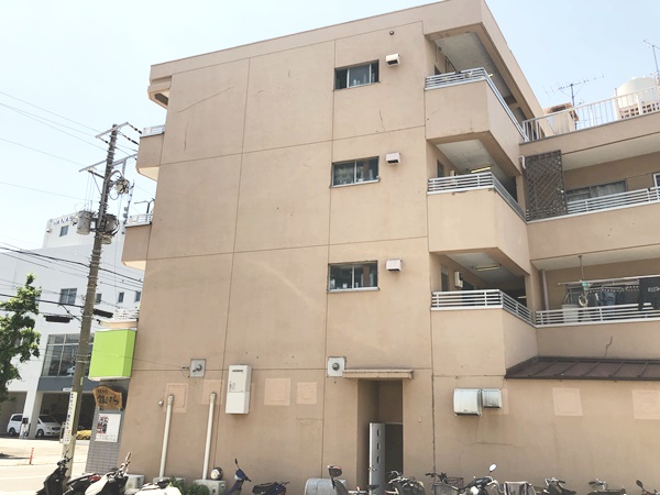 建物外観　シンプルで落ち着いたデザインの外観です