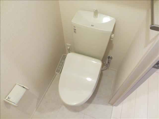 トイレ　温水洗浄便座つき！