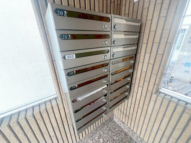 ロビー　ロビーにある各部屋毎のメールボックス。