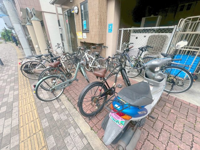 駐車場　敷地内には入居者専用の駐輪スペースもあります。