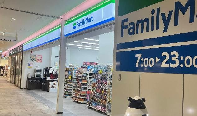 コンビニ　ファミリーマートマークイズみなとみらい店（コンビニ）まで260m
