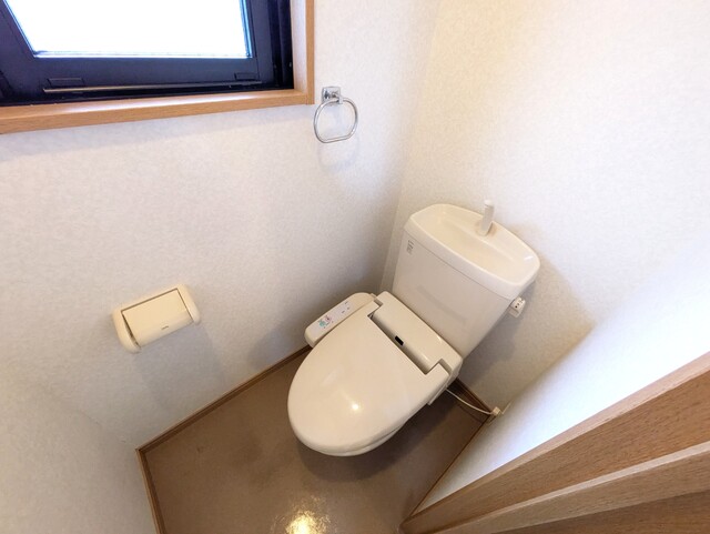 トイレ　★★トイレは嬉しい洗浄機能付き便座です♪★★