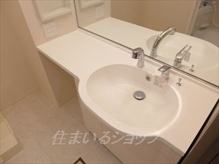 洗面設備　大型ミラー・シャワー付き洗面化粧台