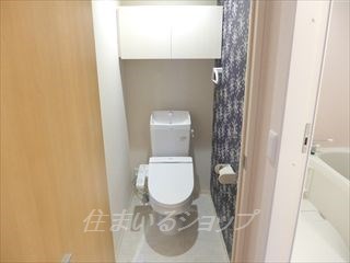 トイレ　温水洗浄便座・収納棚あり