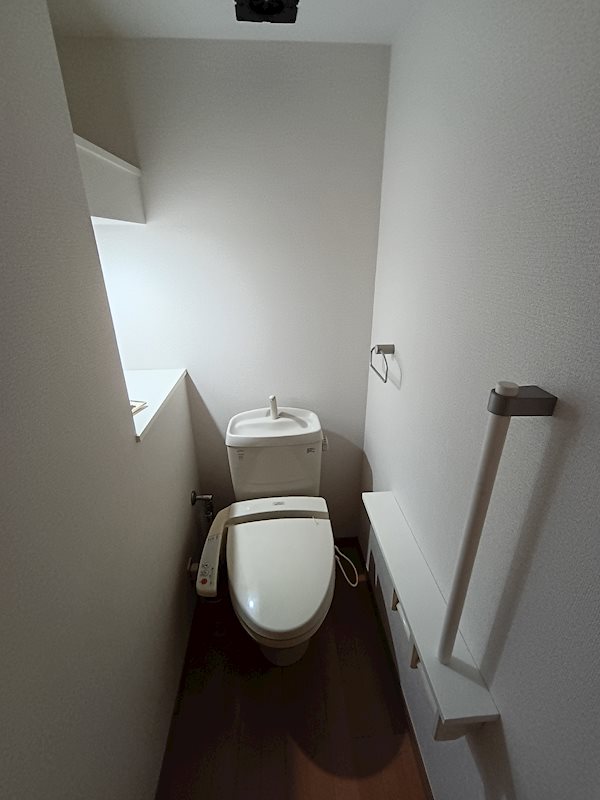 東武伊勢崎線 西新井駅 徒歩5分 14階建 築18年のトイレ写真