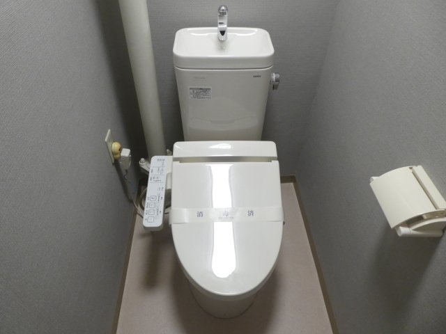 トイレ　温水暖房洗浄便座付きです。