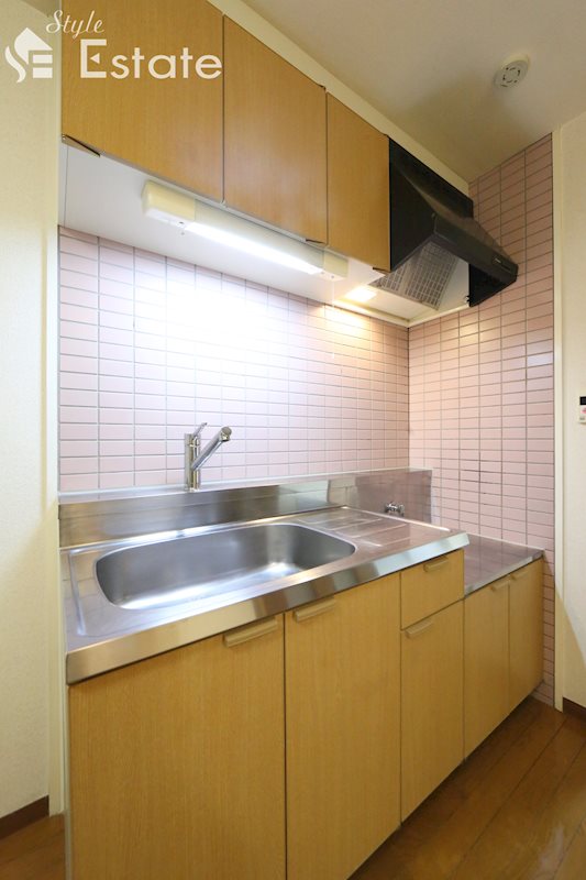 地下鉄東山線 上社駅 徒歩5分 3階建 築26年のキッチン写真