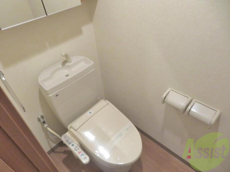 トイレ　暖房便座、温水洗浄機能付きのトイレでございます