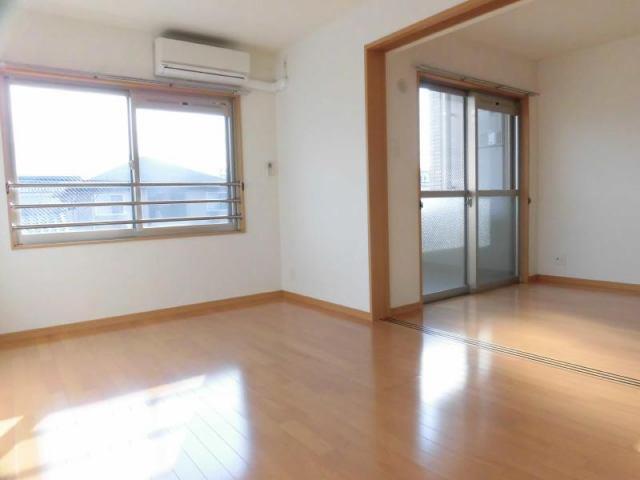 居室・リビング　角部屋で日当り良好です。