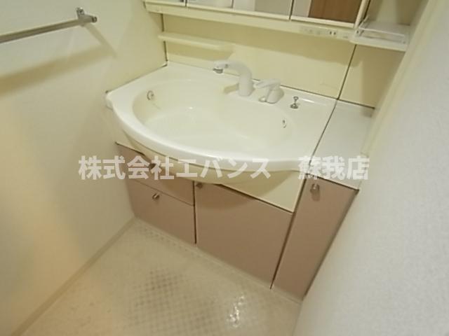 洗面設備　明るい洗面所です