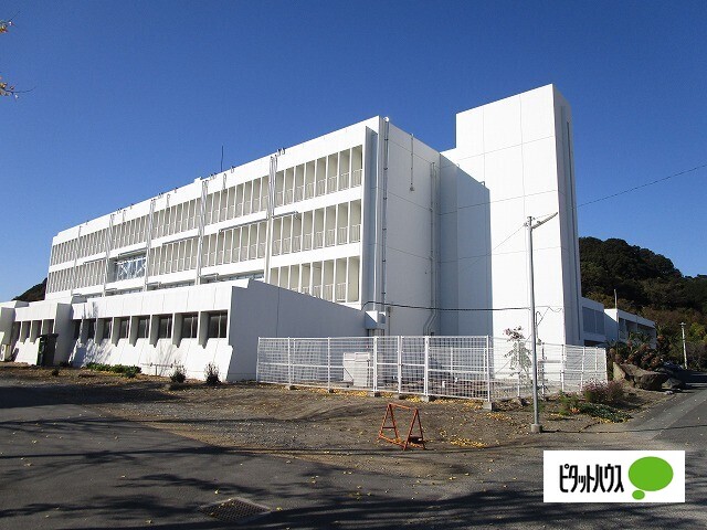 中学校　鳴門市立第二中学校（中学校）まで283m