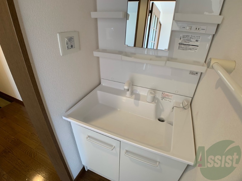 洗面設備　洗面所になります。棚もあって便利そうですね。