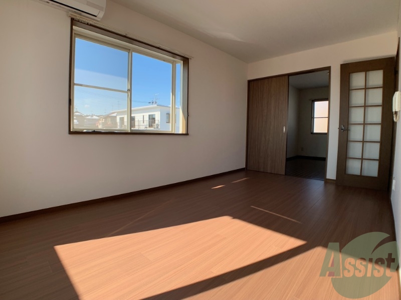 居室・リビング　広々としていて日当たりも良さそうなお部屋ですね！