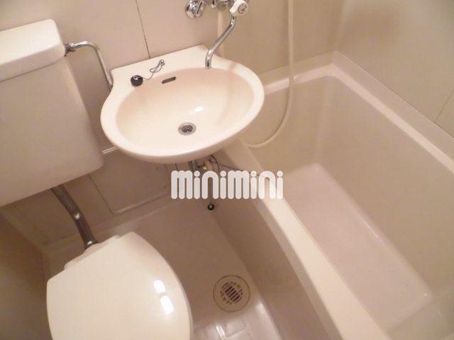 バス・シャワールーム　清潔感のあるユニットバス