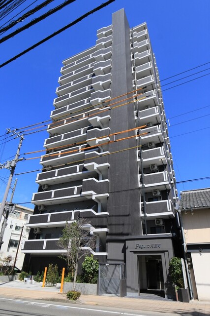 【松山市河原町のマンションの建物外観】