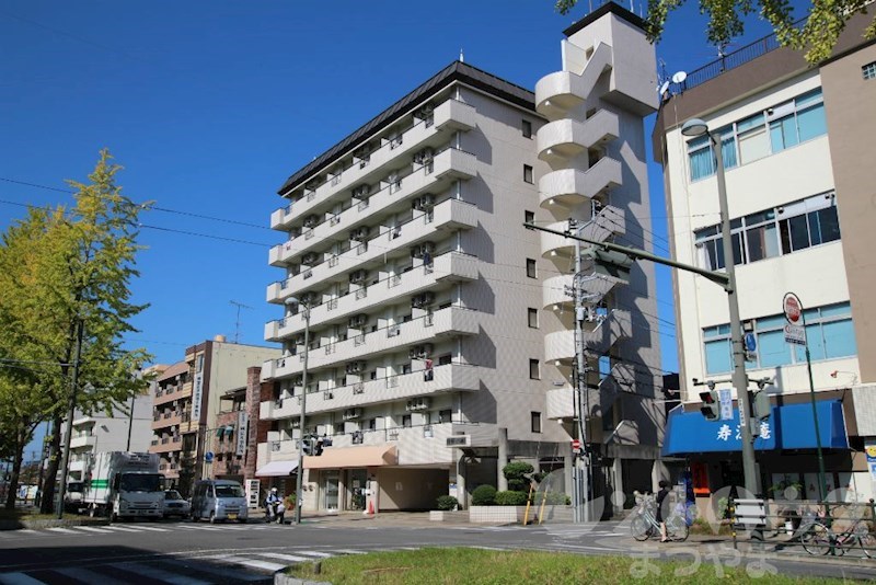 ロイヤルハイツ平和通の建物外観