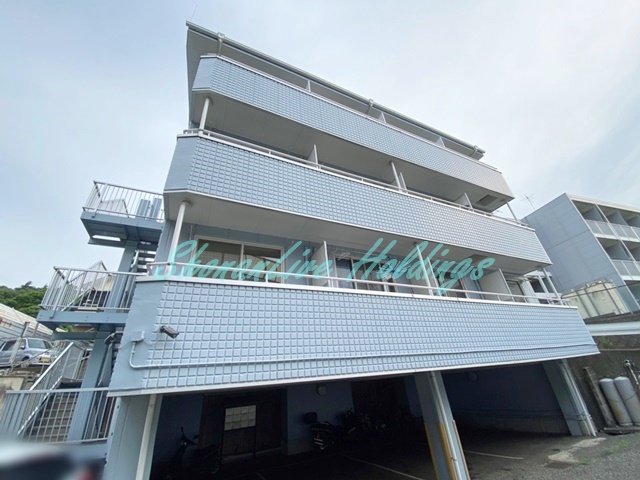 藤沢市城南のマンションの建物外観