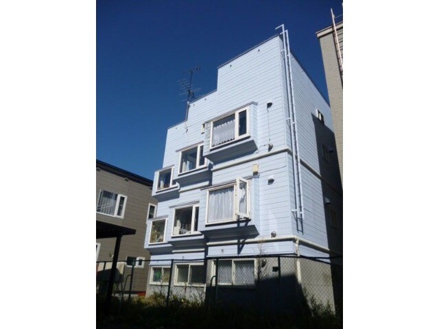 札幌市豊平区中の島一条のアパートの建物外観