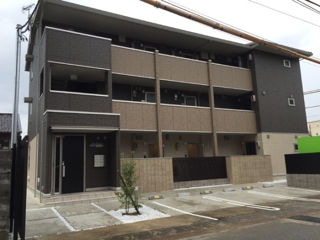 金沢市長土塀のアパートの建物外観