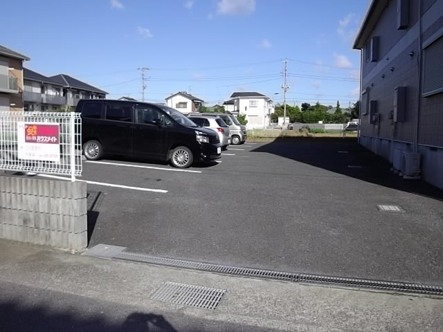 【アンビエンテ壱番館の駐車場】