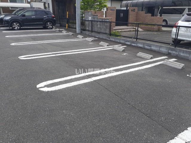 【アージュIIの駐車場】