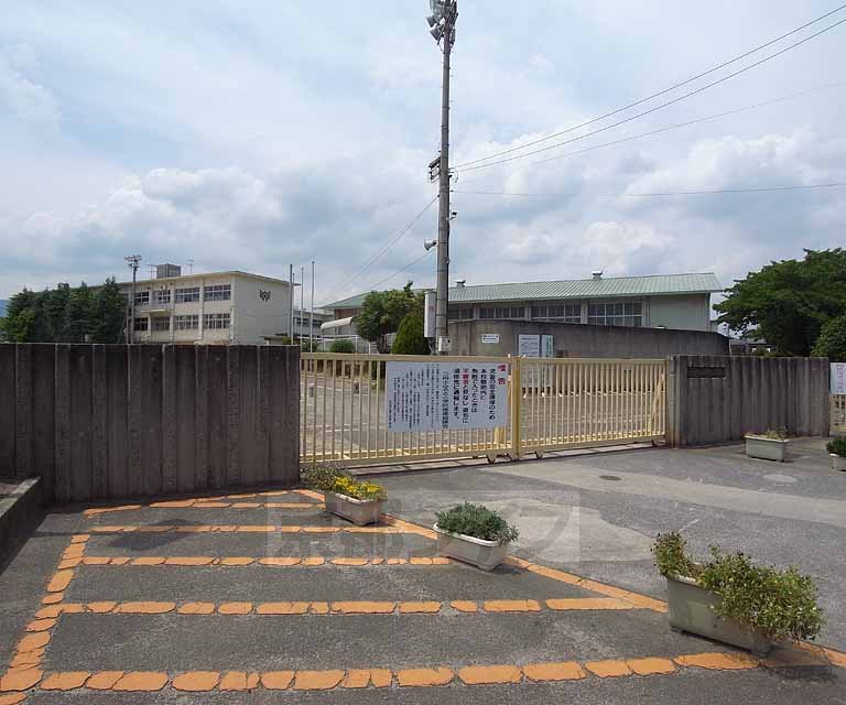 【向日市森本町のマンションの小学校】