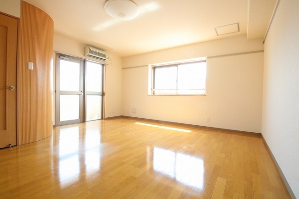 居室・リビング　明るく広々リビングはダイニングテーブルとソファーを設置可