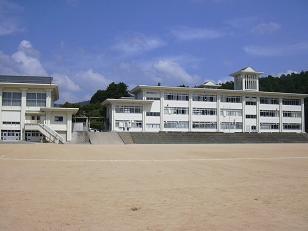 中学校　福知山市立六人部中学校（中学校）まで551m