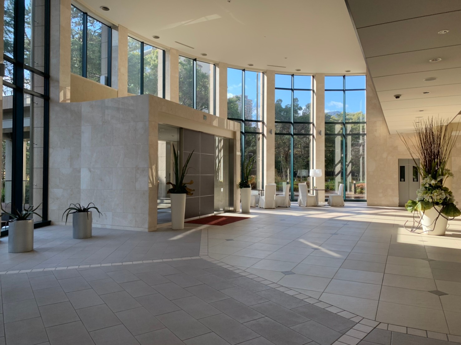 エントランス　EAST棟と共有のエントランスです。