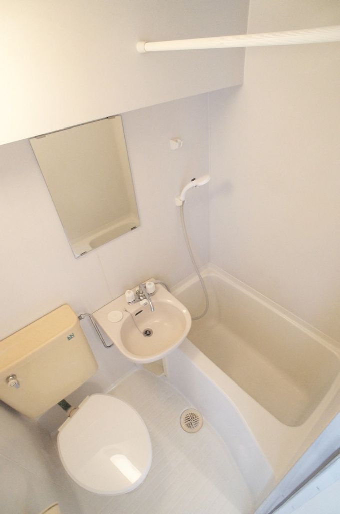 バス・シャワールーム　バス・トイレは同室　※別部屋参考写真