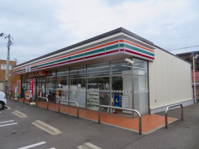 コンビニ　セブンイレブン束本１丁目店様（コンビニ）まで450m