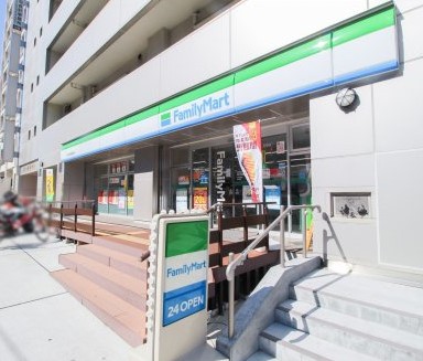 コンビニ　ファミリーマート 新宿戸塚警察署前店（コンビニ）まで261m