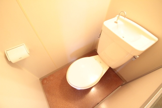 トイレ　同物件別号室の写真です。