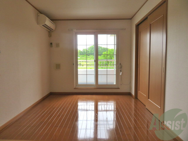 居室・リビング　角部屋、南向きで高台にあるので陽当たりが良く眺めがいいです。