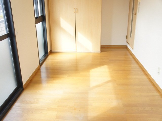 居室・リビング　清潔感のあるフローリング。 シンプルで広めのお部屋です