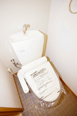 トイレ　温水洗浄便座付き
