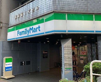 コンビニ　ファミリーマートサンズ西新宿店（コンビニ）まで117m