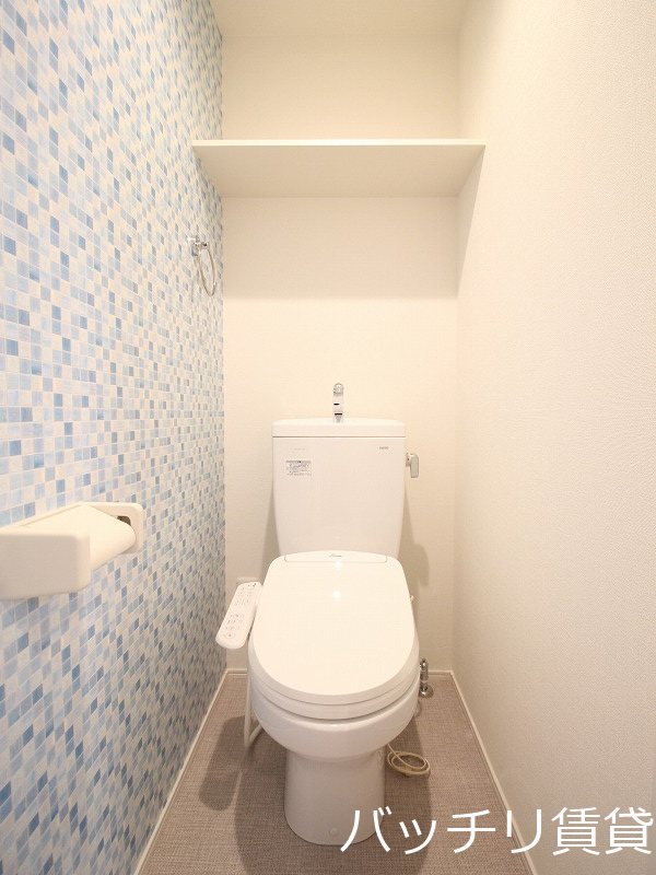 トイレ　画像は別号室タイプの為、現状を優先致します。