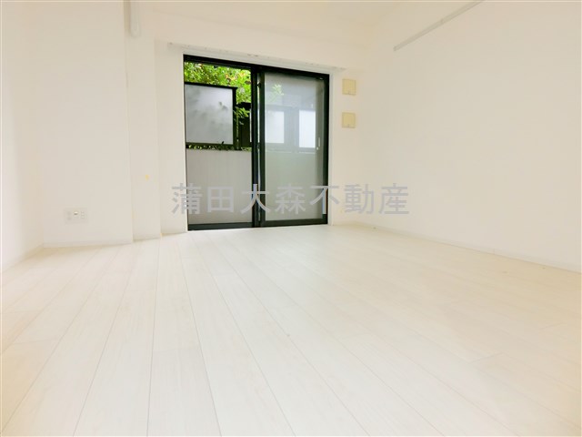 居室・リビング　白基調の内装の洋室8帖　クローゼットと吊戸棚収納で収納力有！